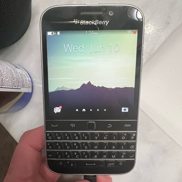 BlackBerry Classic Smartphone with QWERTY Keyboard - Picture 1 of 4